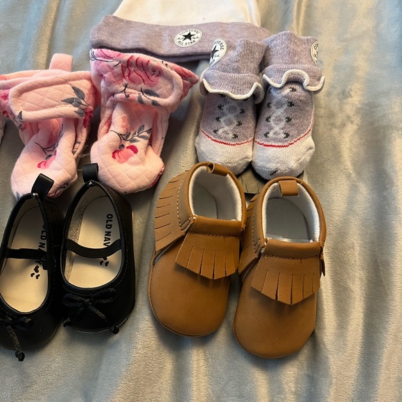 6pair baby girl size 1 crib shoes , hat converse, old navy various brands lot - Picture 4 of 6